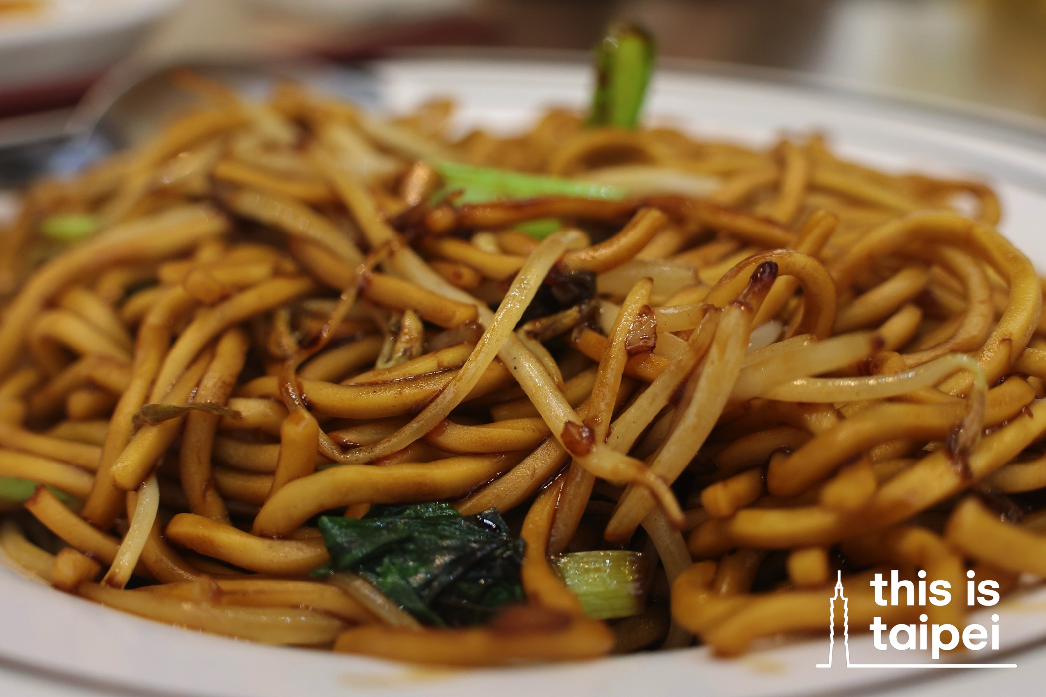 Malay Style Fried Noodles with Chicken Curry from Mr. Chee Kopitiam in Daan District. (Photo by JT, January 2026 / © This Is Taipei)