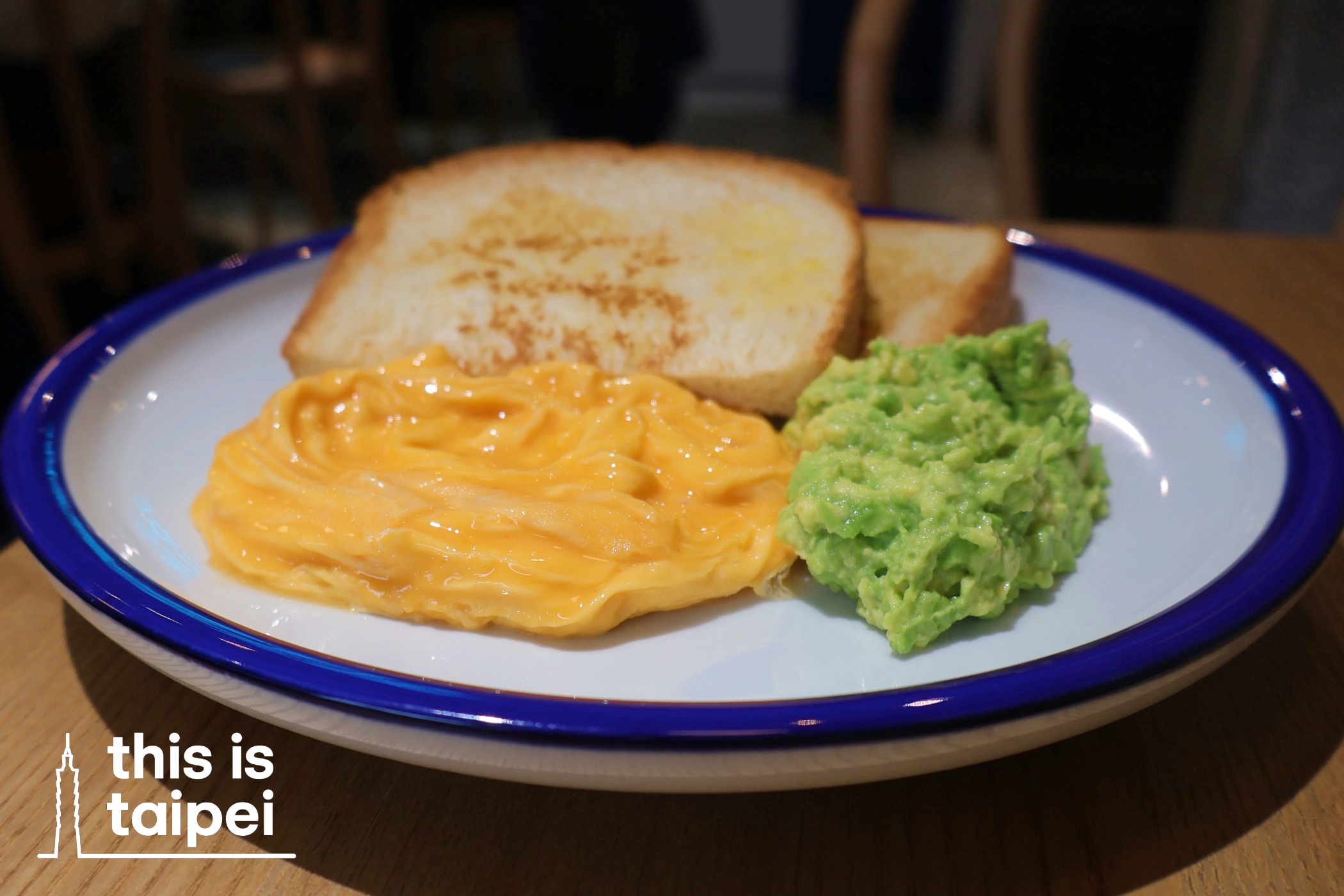 Eggs Your Own Way On Toast and a honeycomb latte from Sincere Rays in Daan District. (Photos by KB, January 2026/ © This Is Taipei) 
