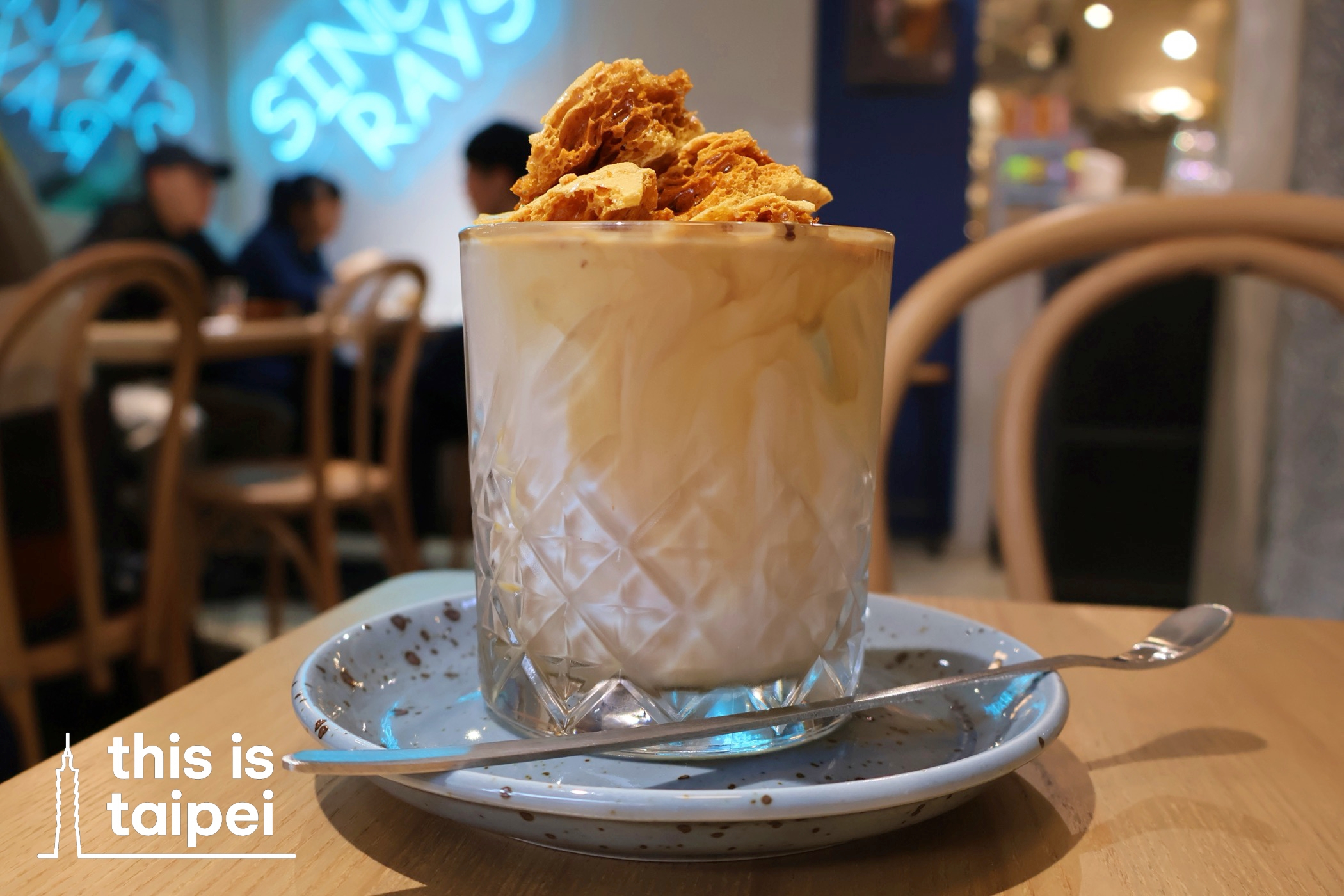 Eggs Your Own Way On Toast and a honeycomb latte from Sincere Rays in Daan District. (Photos by KB, January 2026/ © This Is Taipei) 