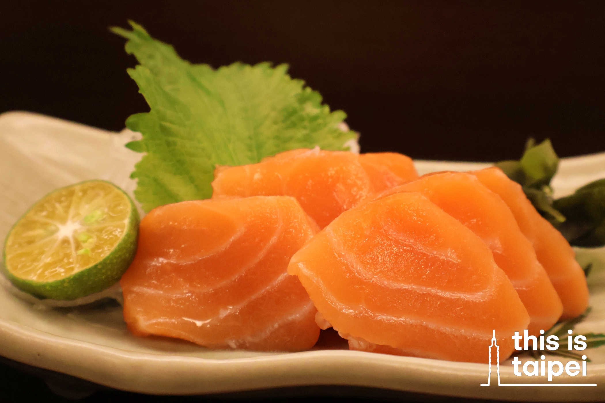 Portions of chicken skin and salmon sashimi from Chuan Cang Shao Niao Izakaya in Zhongshan District. (Photo by KB, May 2025 / © This Is Taipei)