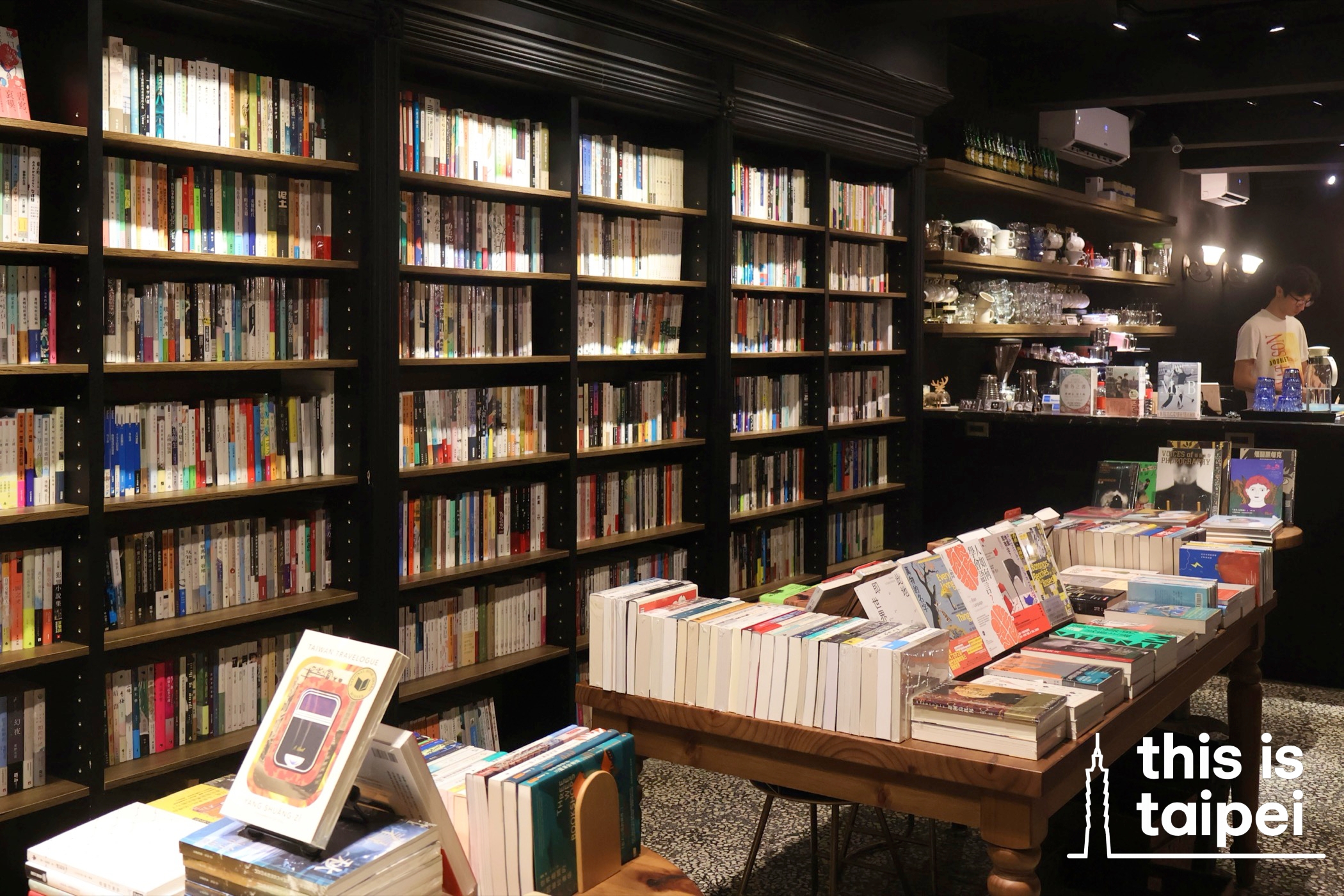Athena Bookstore in Datong District. (Photo by KB, May 2025 / © This Is Taipei)