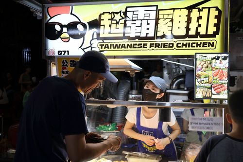 A Chicken Cutlet from Ningxia Night Market. (Photos by KB, April 2026 / © This Is Taipei)