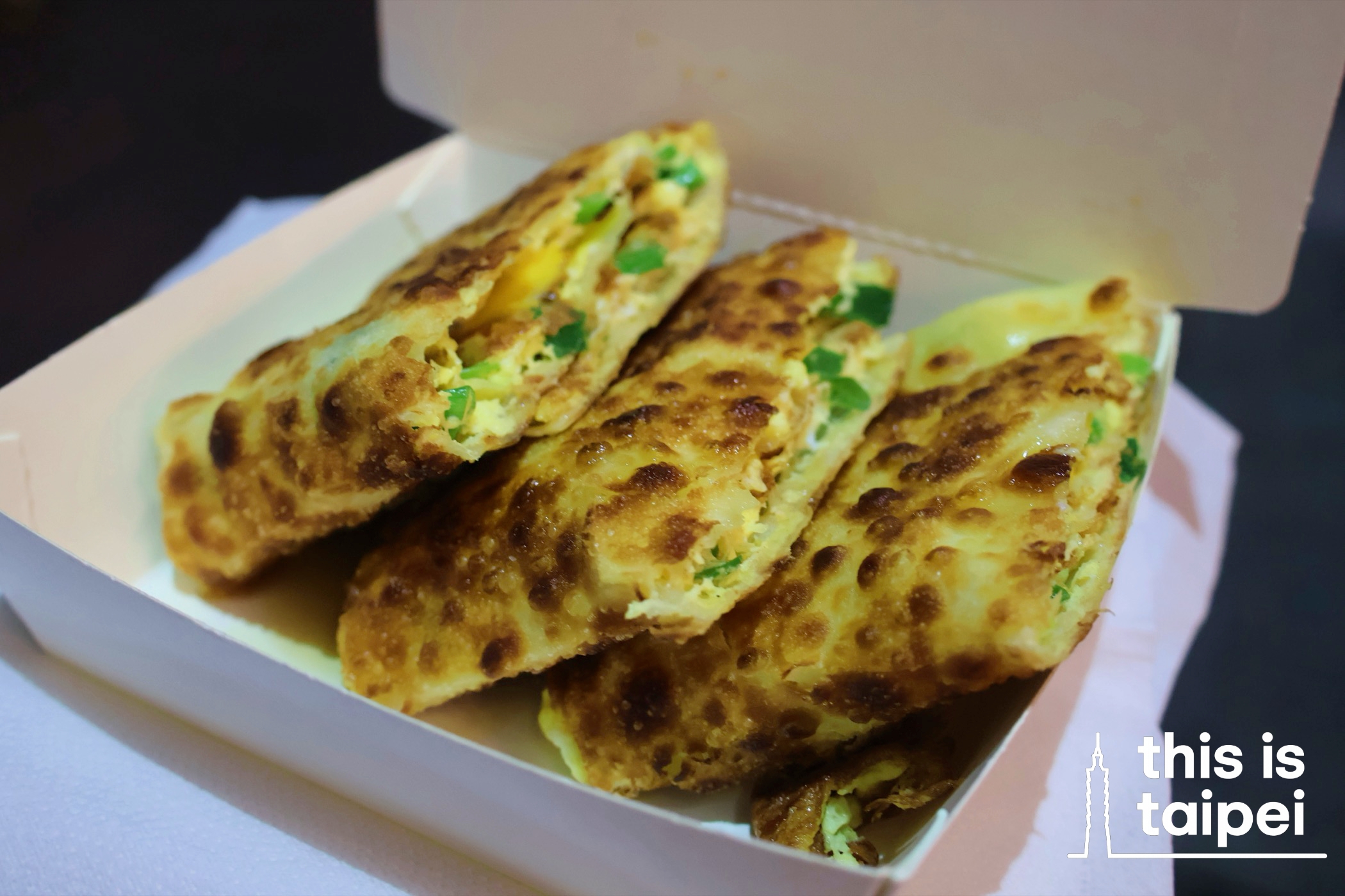 Egg pancake from Ningxia Night Market. (Photo by KB, April 2026 / © This Is Taipei)