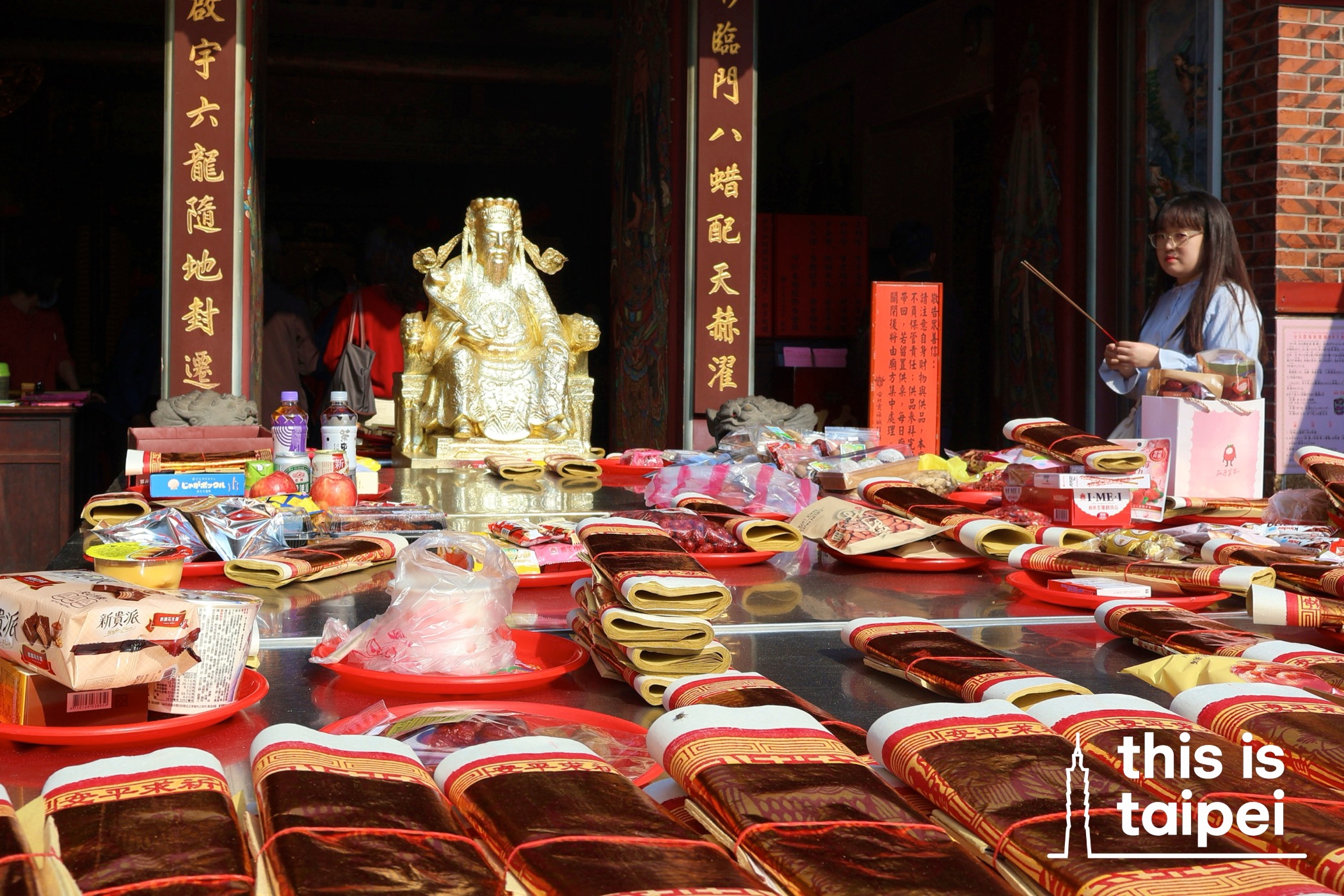 Xiahai City God Temple and All Day Roasting Company in Datong District. (Photos by KB, June 2026 / © This Is Taipei)