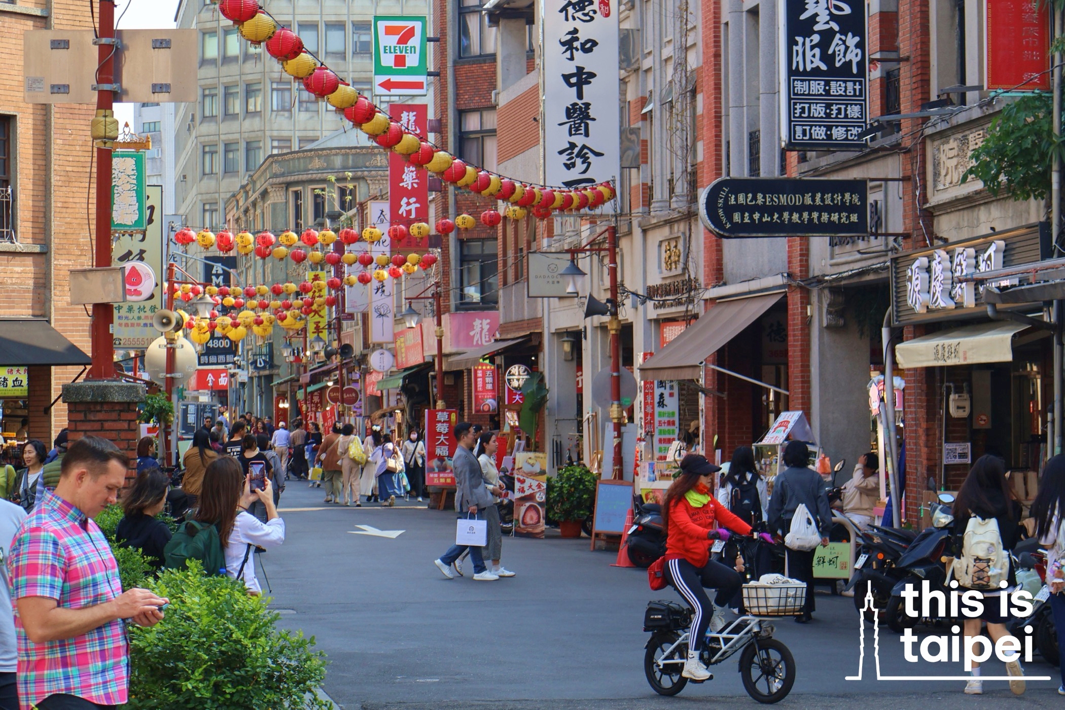 Dihua Street in Datong District. (Photo by JT, February 2026 / © This Is Taipei)