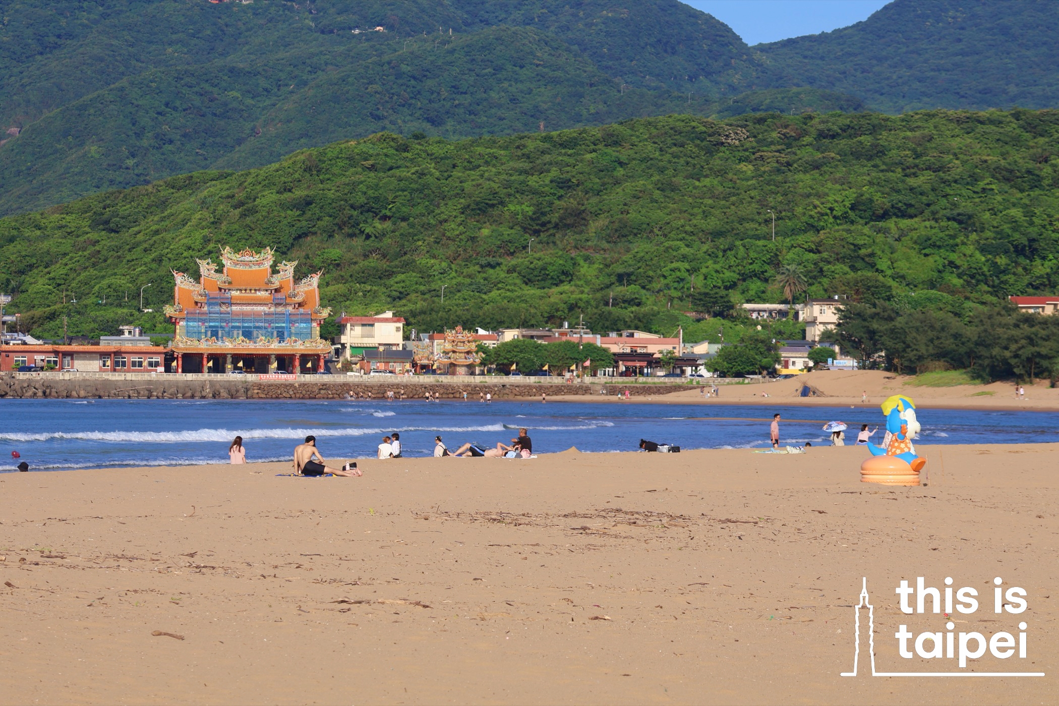 Fulong Beach in New Taipei City's Gongliao District. (Photo by KB, July 2026 / © This Is Taipei)