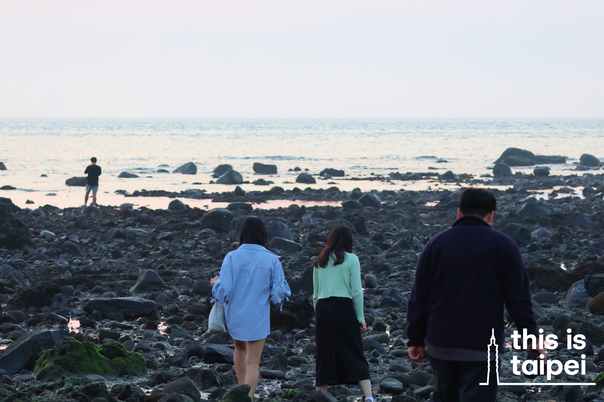 Shalun Beach in New Taipei City's Tamsui District. (Photo by JT, February 2026 / © This Is Taipei)