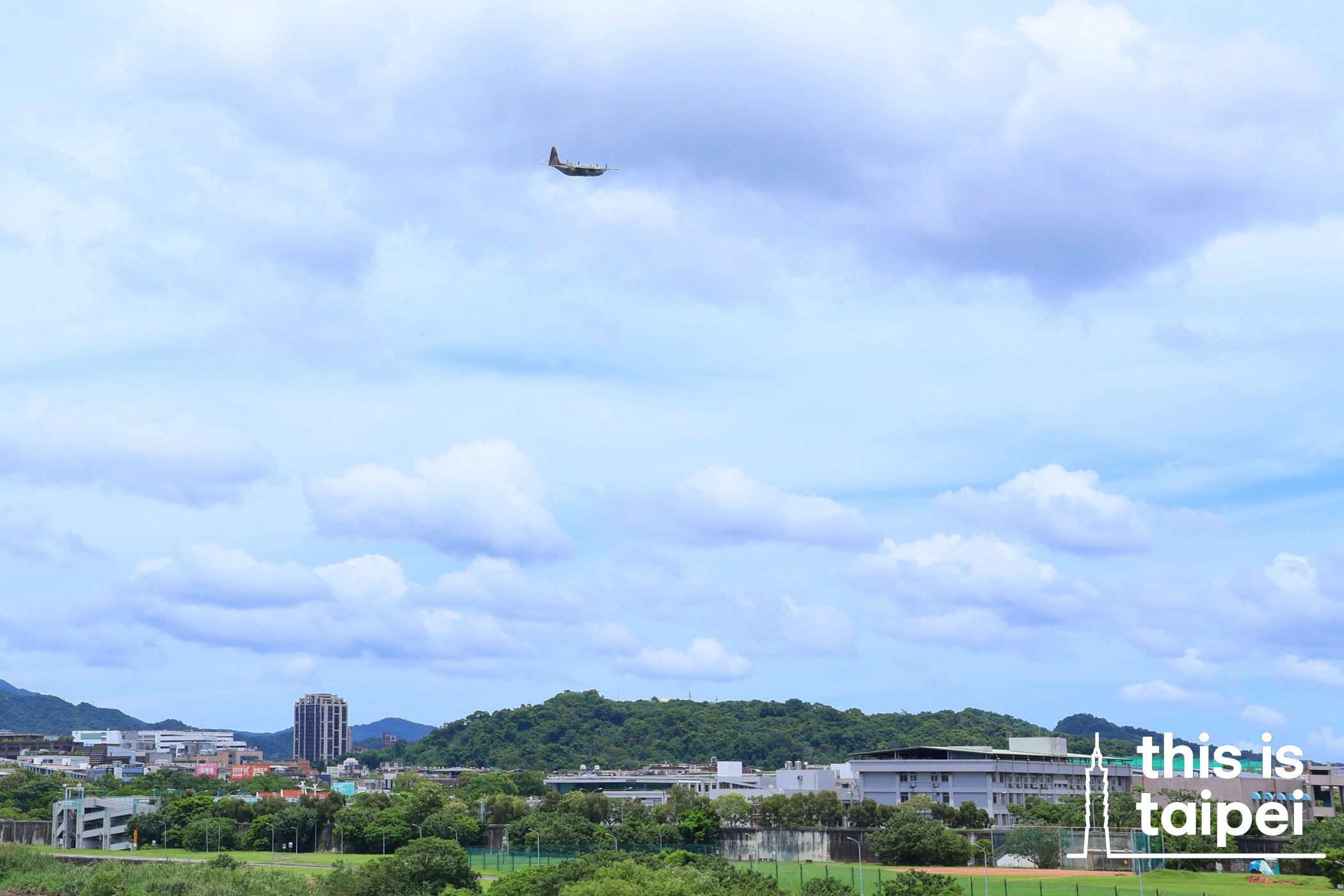 Minquan Bridge in Songshan District. (Photos by KB, July 2026 / © This Is Taipei)