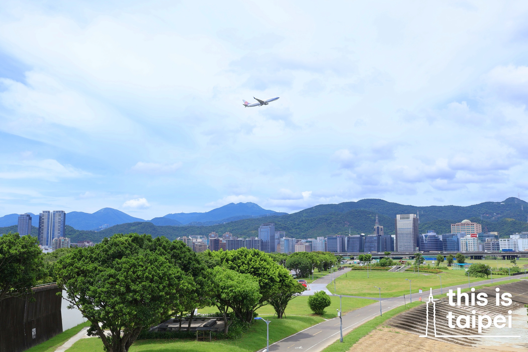The view from Minquan Bridge in Songshan District. (Photo by KB, July 2026 / © This Is Taipei)