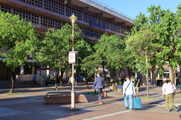 Things to do around Taipei Main Station... besides catch a train