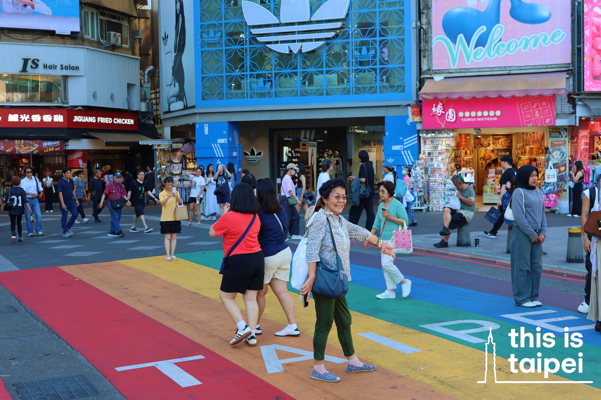 Rainbow Crossing and The Red House in Wanhua District. (Photos by KB, August 2026 / © This Is Taipei)