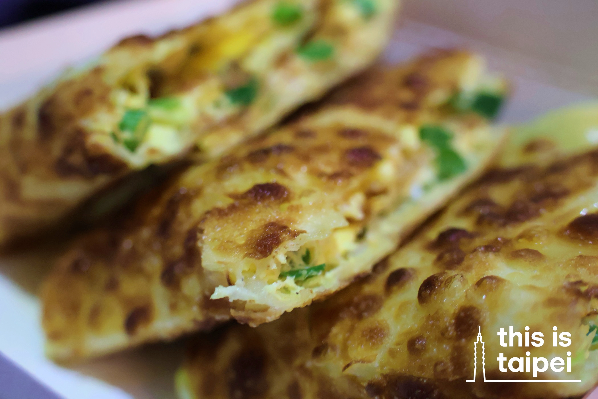 Egg pancake from Ningxia Night Market. (Photo by KB, April 2026 / © This Is Taipei)