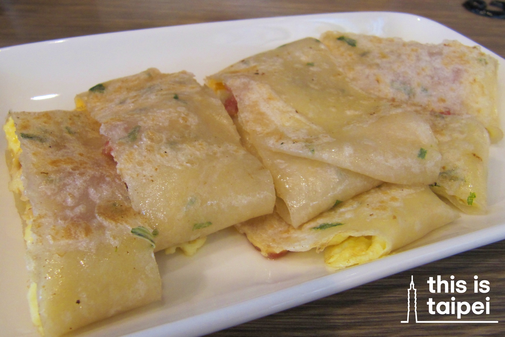 Egg pancake from Yong He Soya Milk King. (Photos by KB, August 2026 / © This Is Taipei)