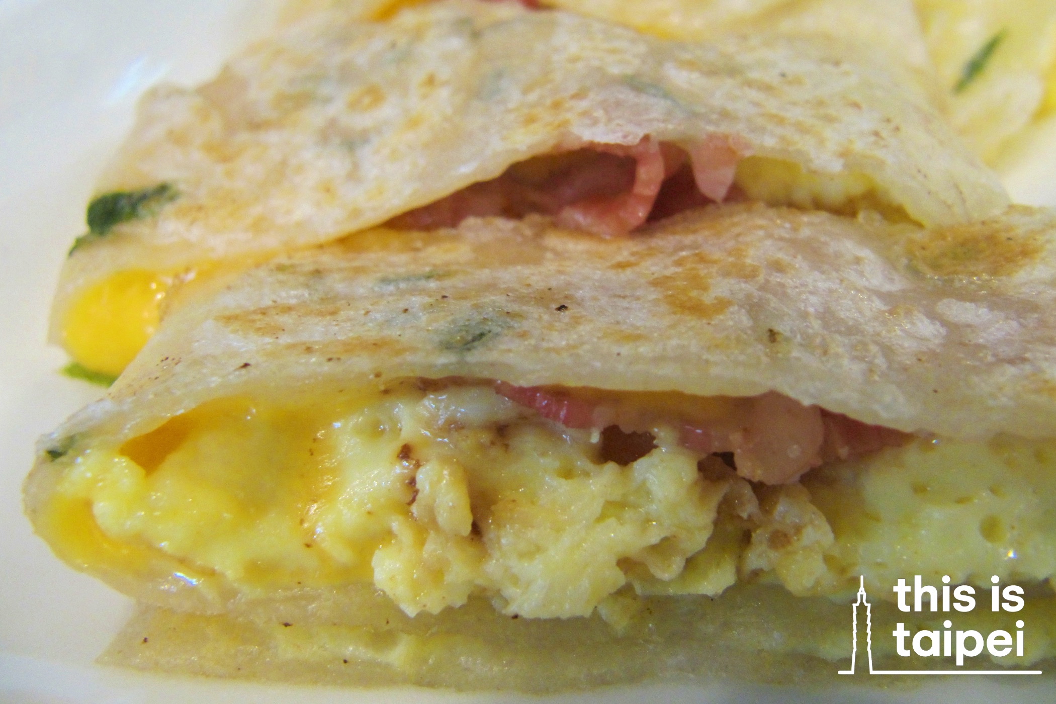Egg pancake from Yong He Soya Milk King. (Photos by KB, August 2026 / © This Is Taipei)