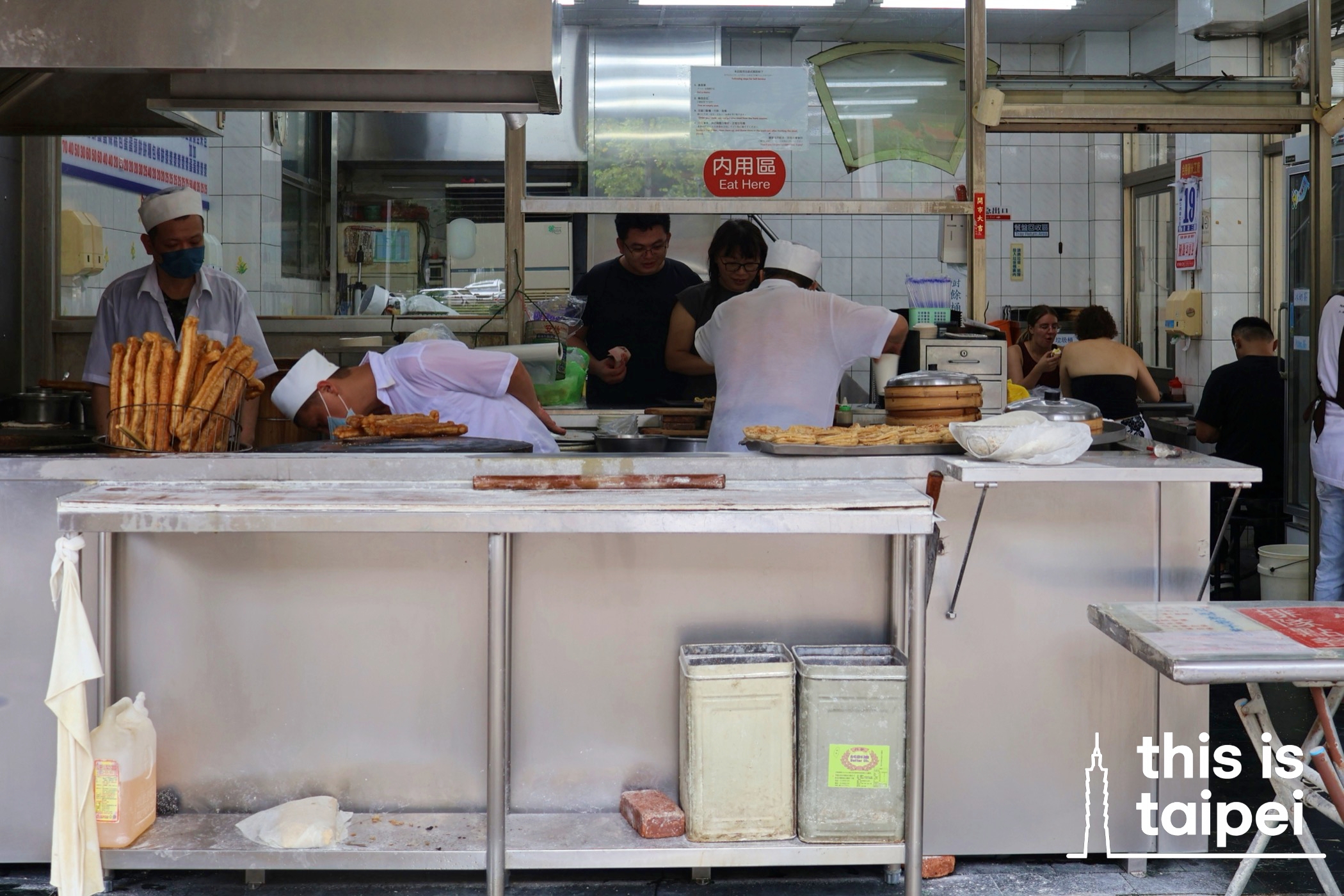Shaobing youtiao from Yong He Soya Milk King. (Photos by KB, August 2026 / © This Is Taipei)