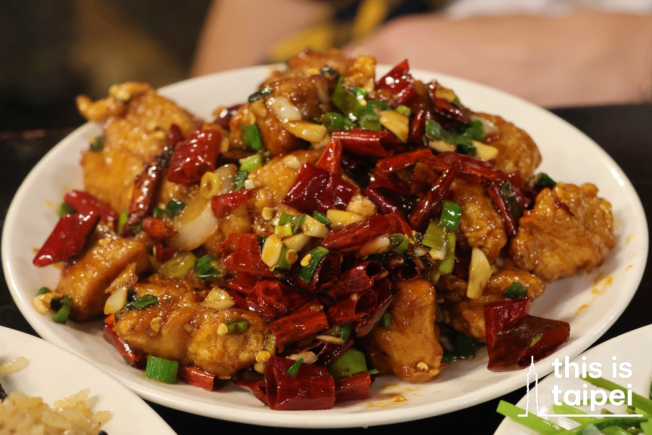 Kungpao Chicken from Baxian Grill in Daan District. (Photo by KB, April 2026 / © This Is Taipei)