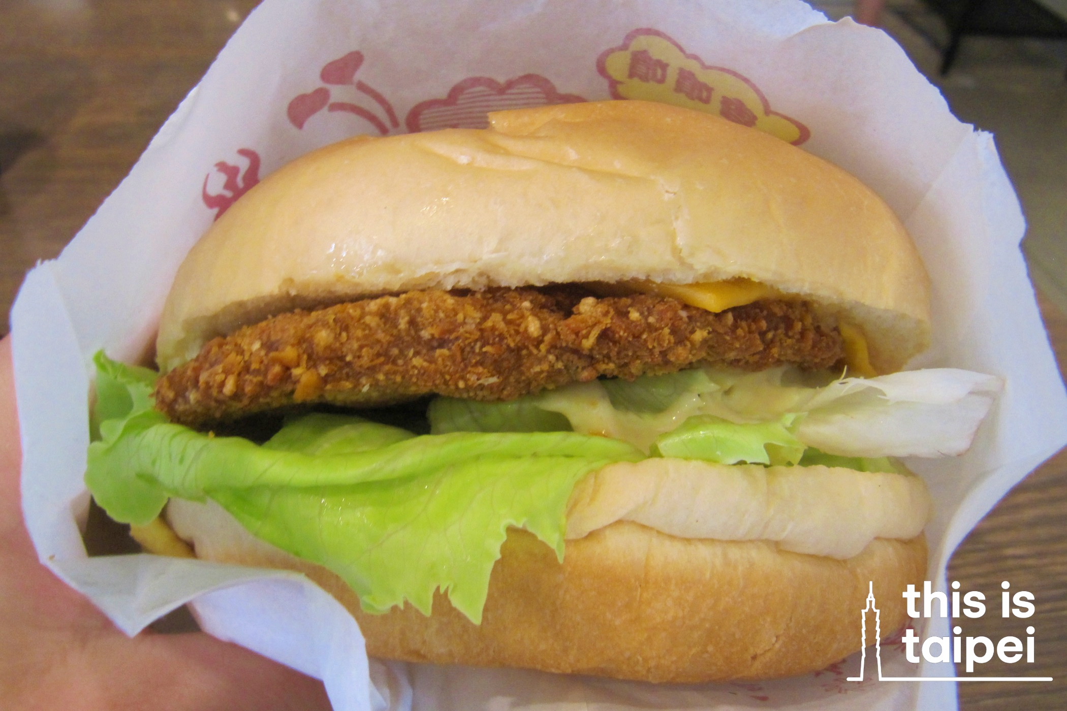 A fried chicken burger from Hong Ya Hamburger in Zhonghe District. (Photo by PB, August 2026 / © This Is Taipei)
