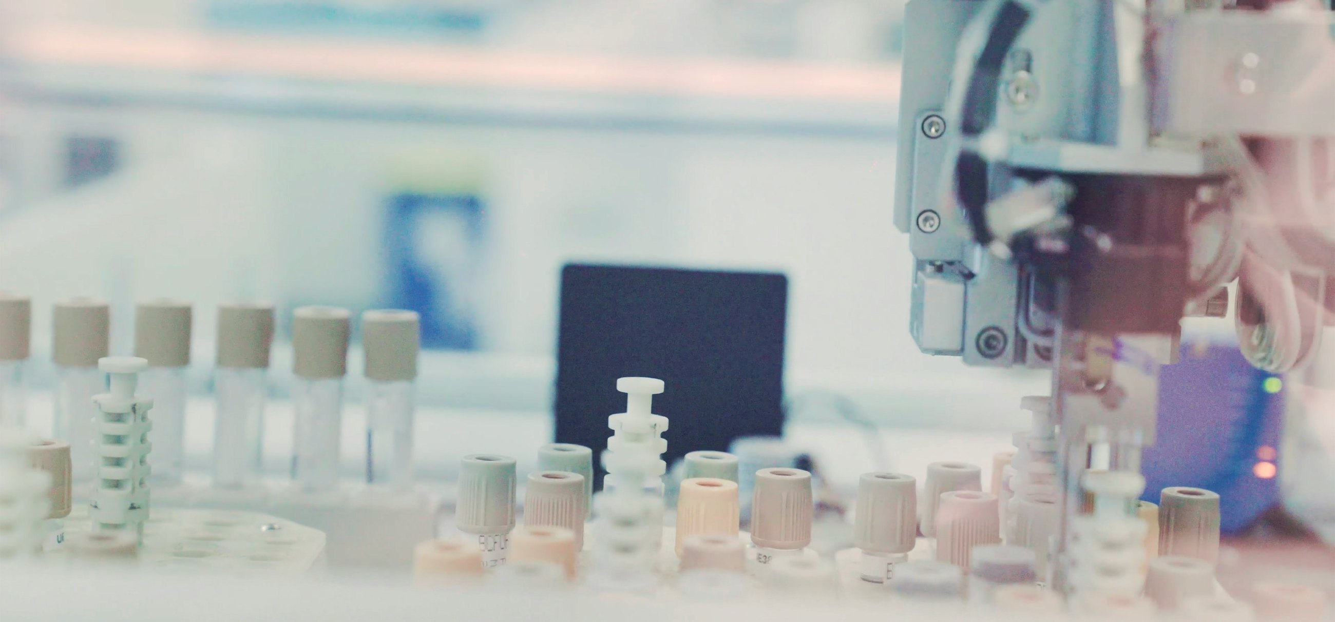 An automated laboratory analyser moving sample tubes along a rack