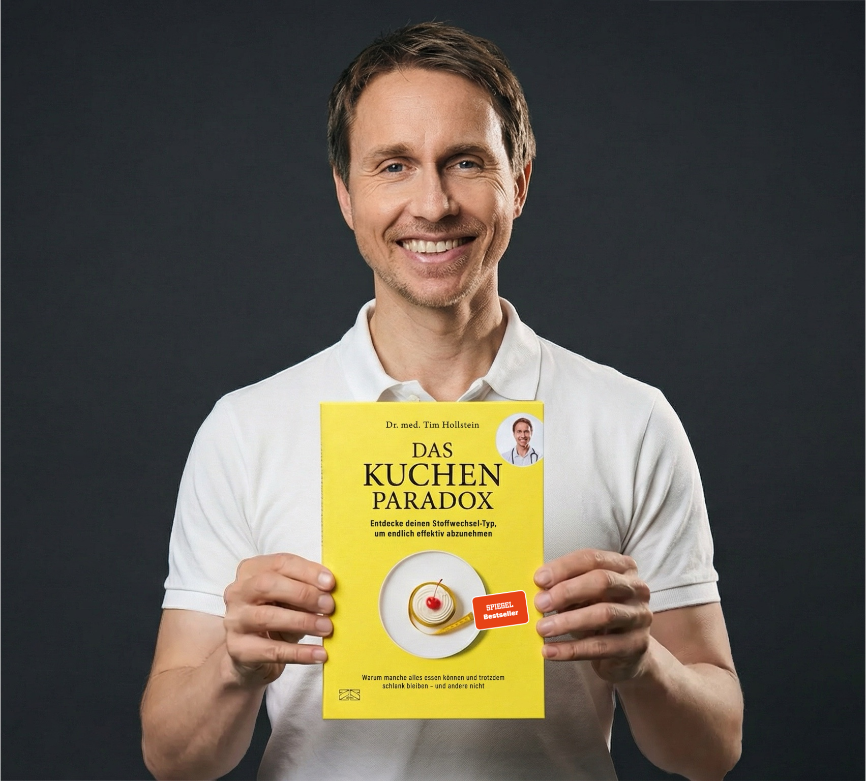 Tim Hollstein hält sein Buch „Das Kuchen-Paradox“ mit SPIEGEL-Bestseller-Aufkleber.