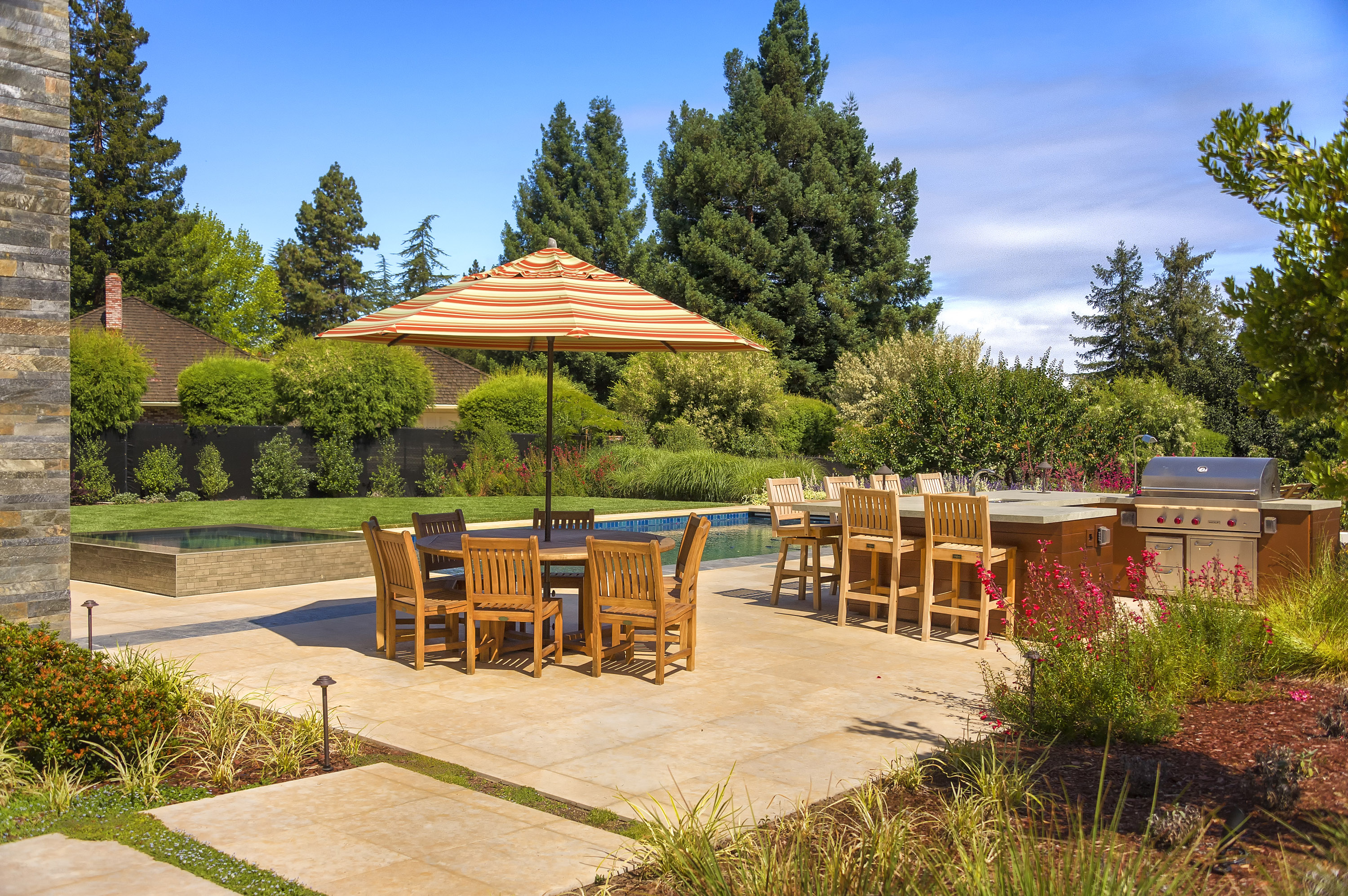 outdoor dining and kitchen