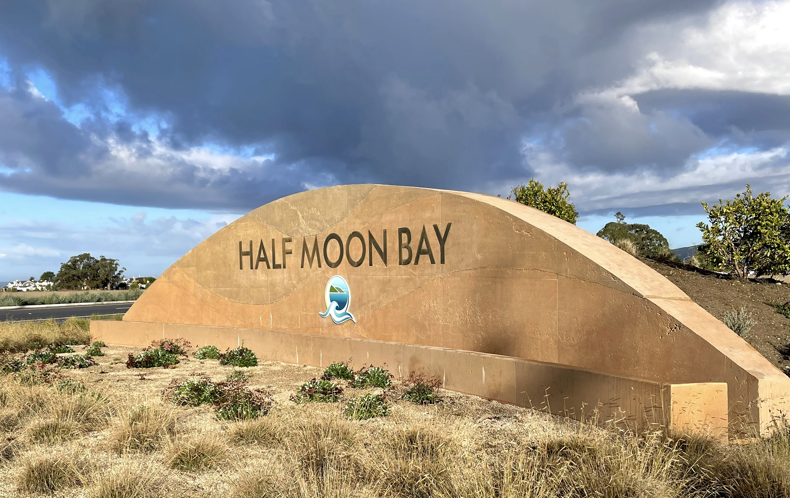Half Moon Bay signage day