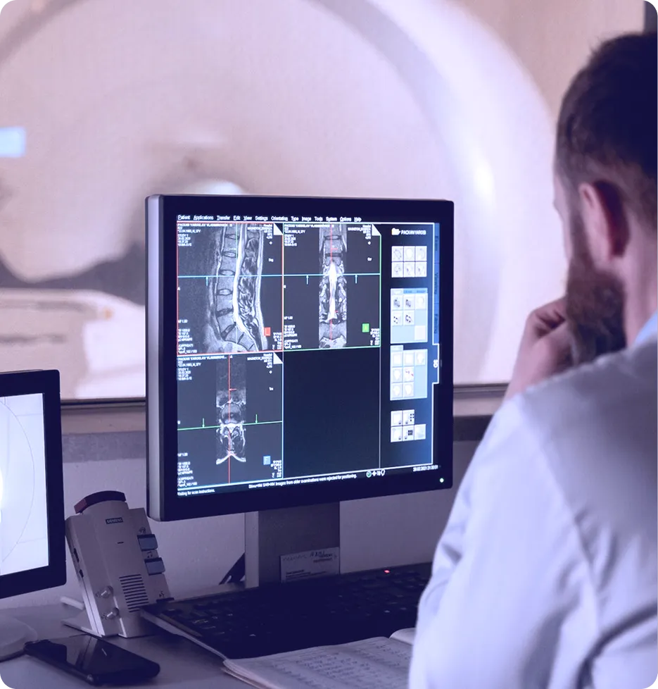 Profissional da saúde com máscara analisando exame de raio-X; ao lado, sala de ressonância magnética com paciente sendo examinado, observado por técnico através de janela de controle.