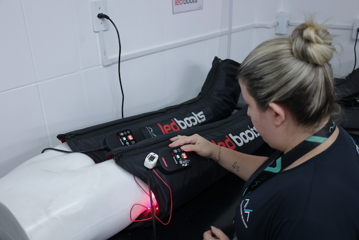 Uma pessoa segurando um equipamento AVA na mão.