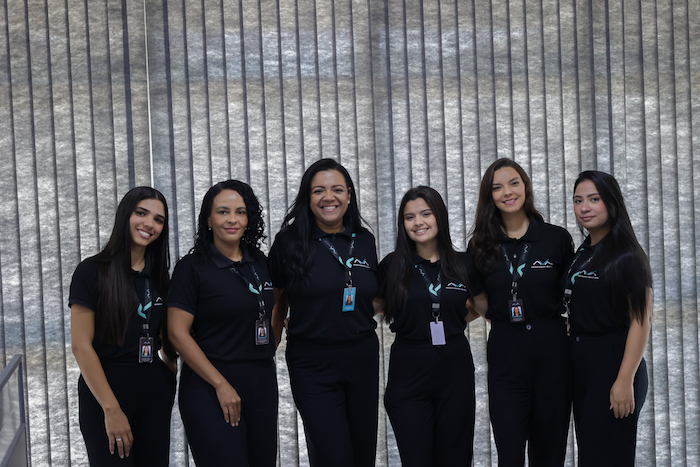 Um armazém cheio de muitas caixas e mais caixas.