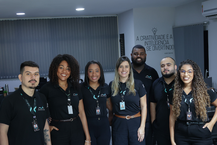 Um armazém cheio de caixas e paletes.