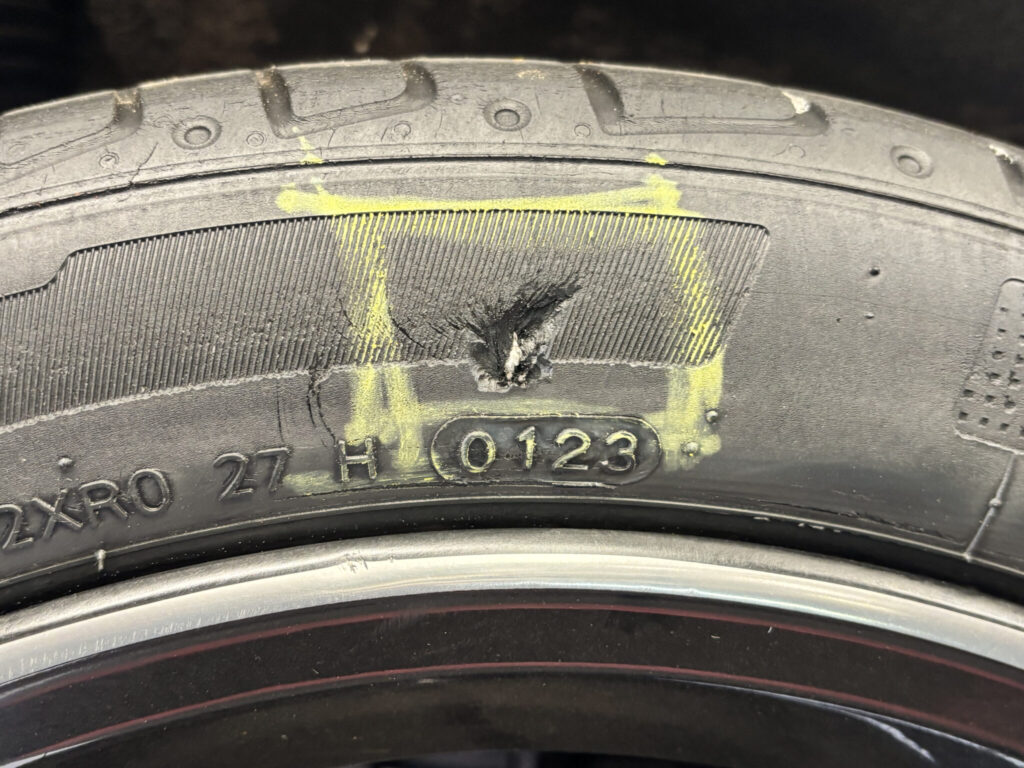 Versleten band met zichtbaar canvas ontdekt tijdens een aankoopkeuring