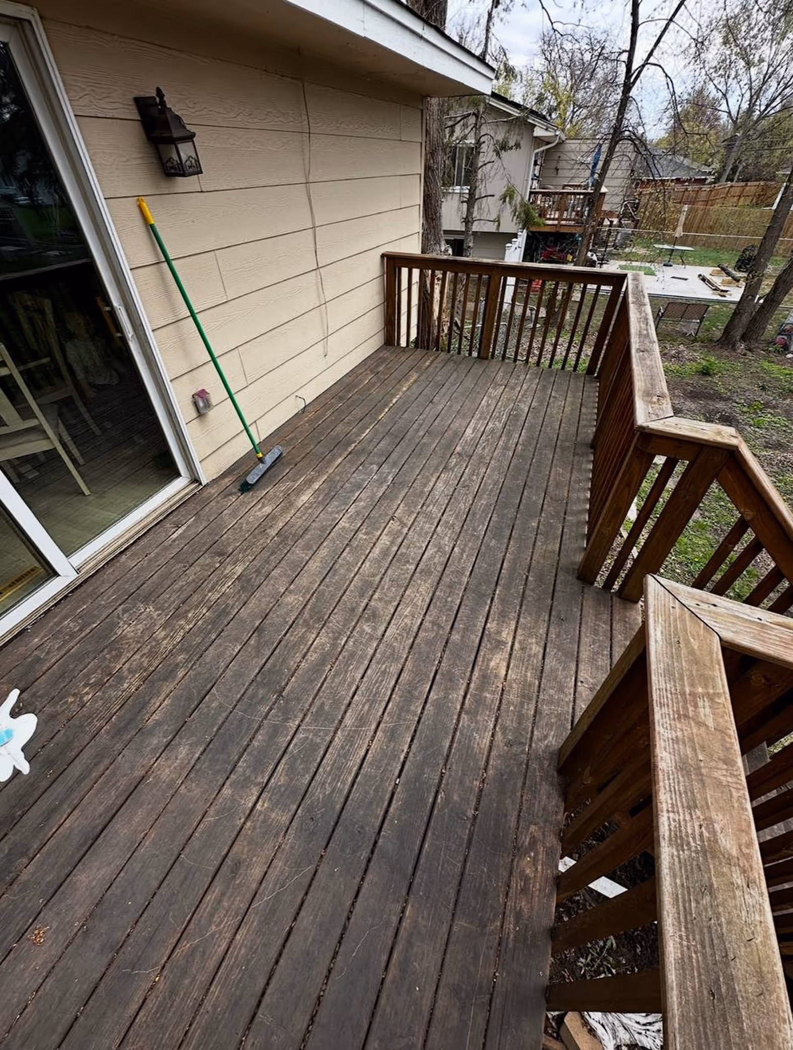Weathered deck with dirt, mold, and gray buildup before cleaning