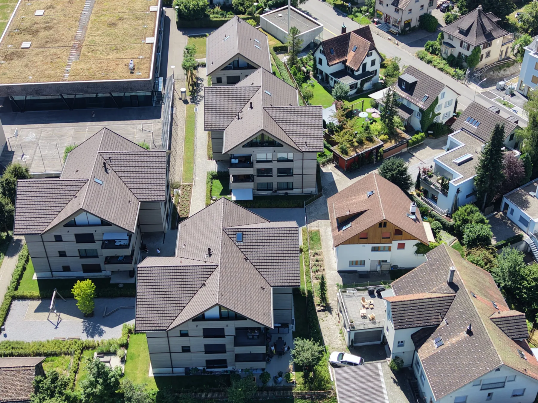 Moderne neue Wohnung im Zürcher Oberland – Luftaufnahme der Überbauung