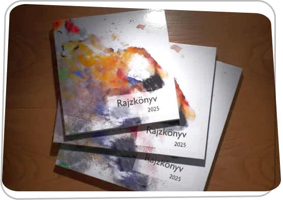 Gyerekrajzok és festett lapok az asztalon, a Rajzkönyv ötletének vizuális szimbóluma.