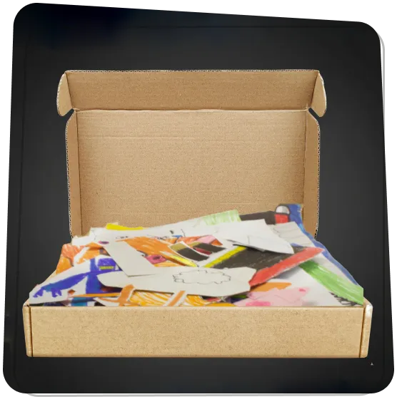 Nyitott Rajzkönyv gyűjtődoboz tele gyerekrajzokkal, beküldésre készen.