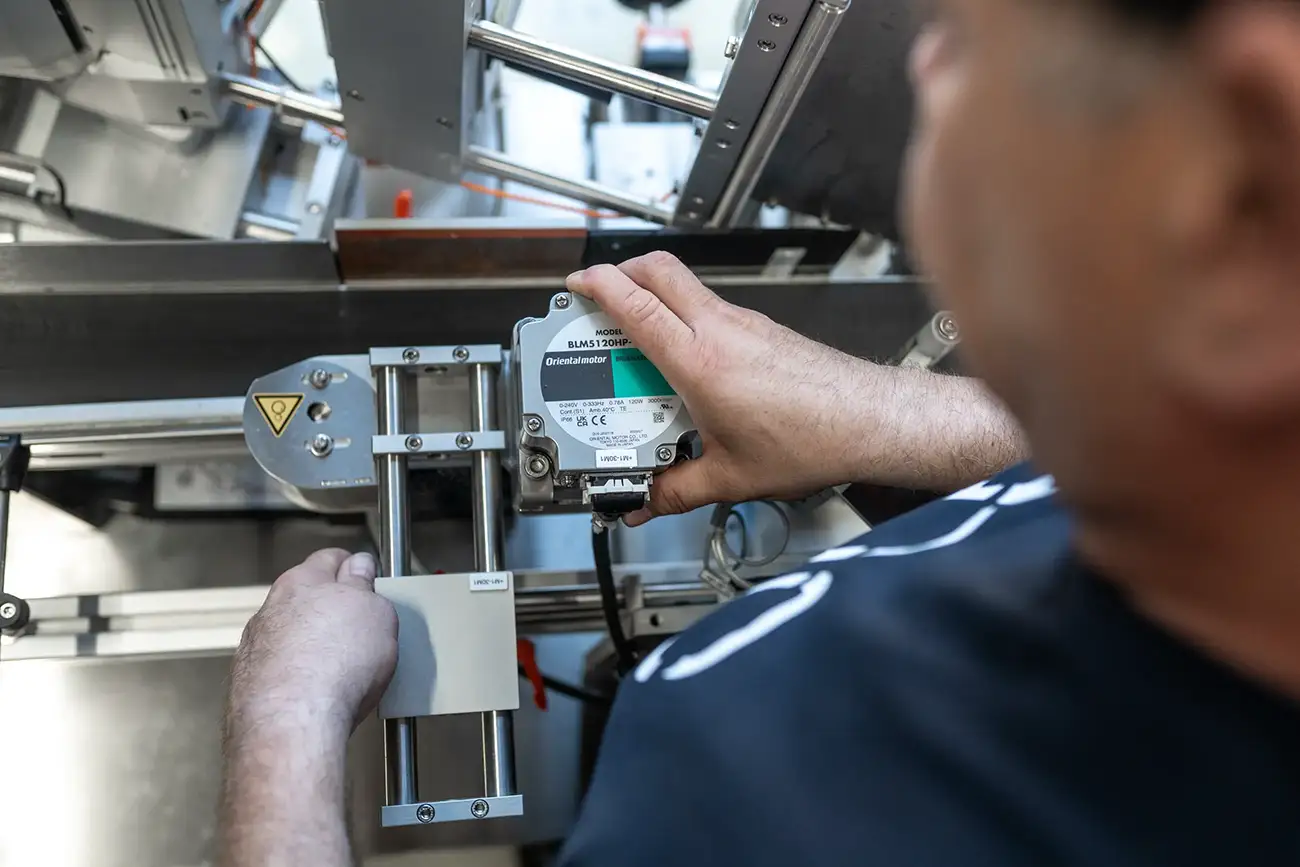 DHC MItarbeiter wartet eine Maschine