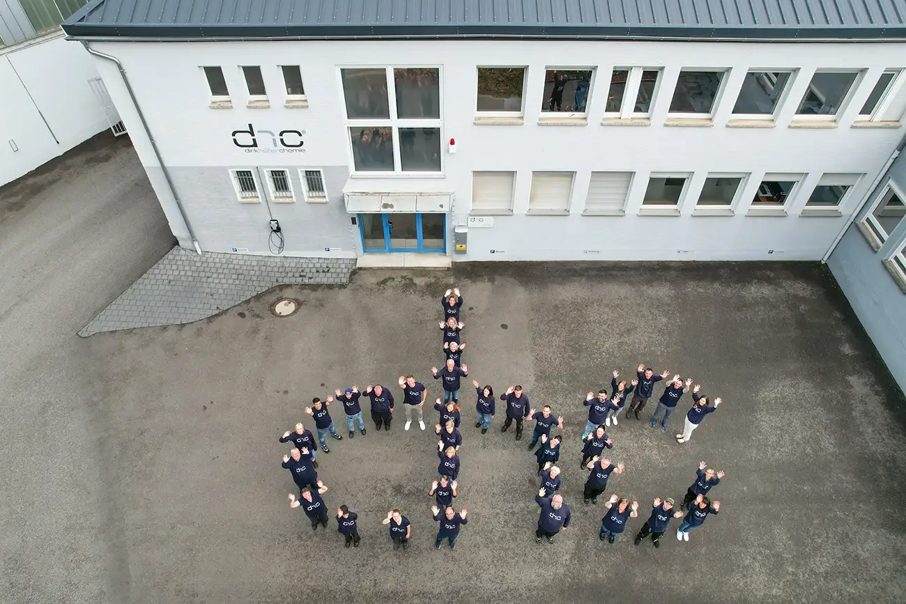 Drohnenaufnahme der DHC MItarbeiter die das DHC-Logo nachbilden
