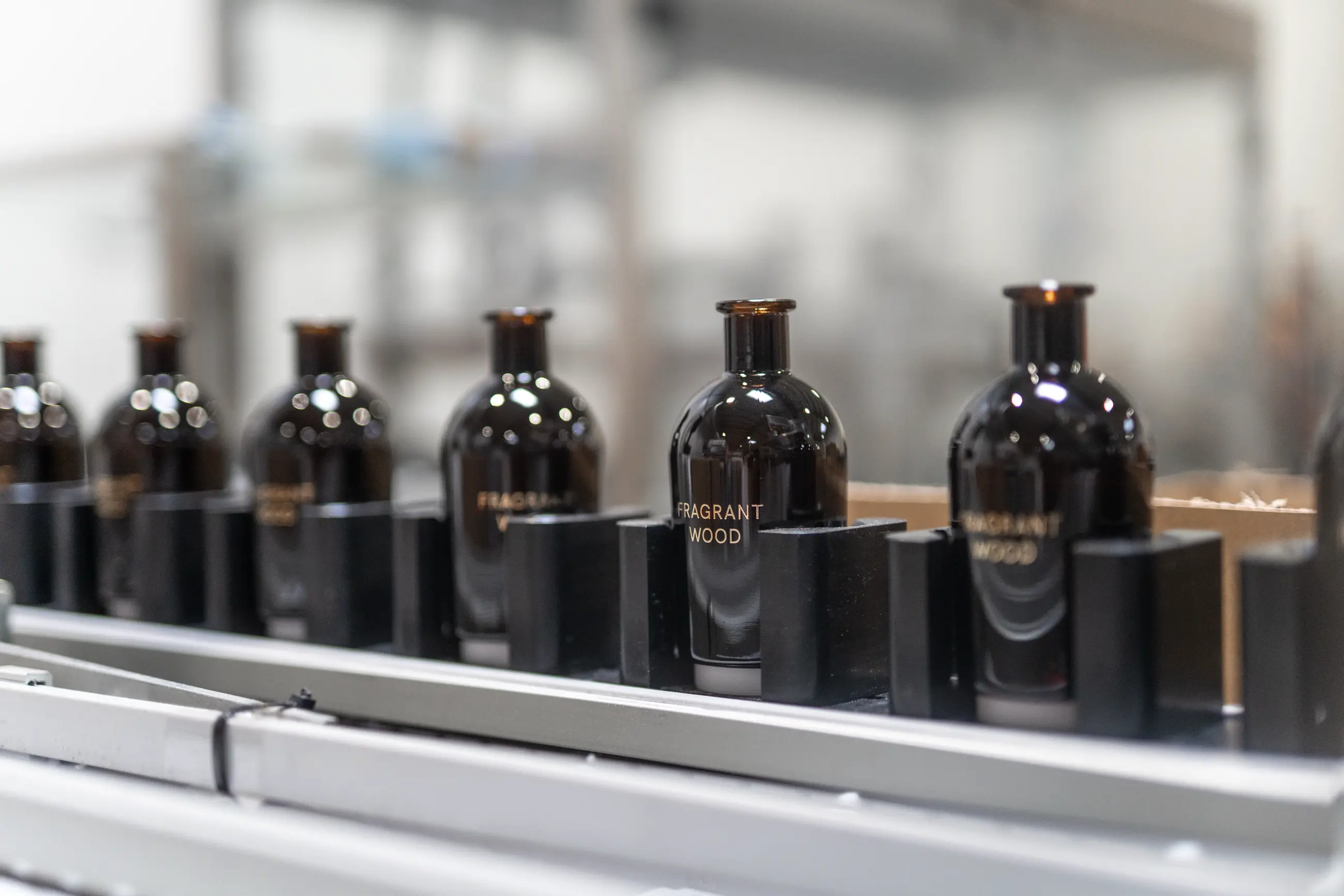 Eine Produktionsreihe mit braunen Gläsern
