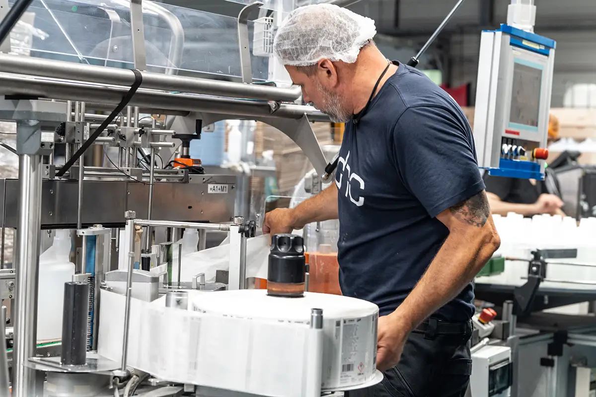 Ein DHC Mitarbeiter arbeitet an einer Maschine