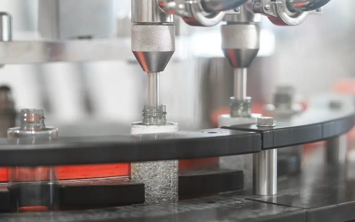 in einer Maschine wird Flüssigkeit in eine Flasche abgefüllt