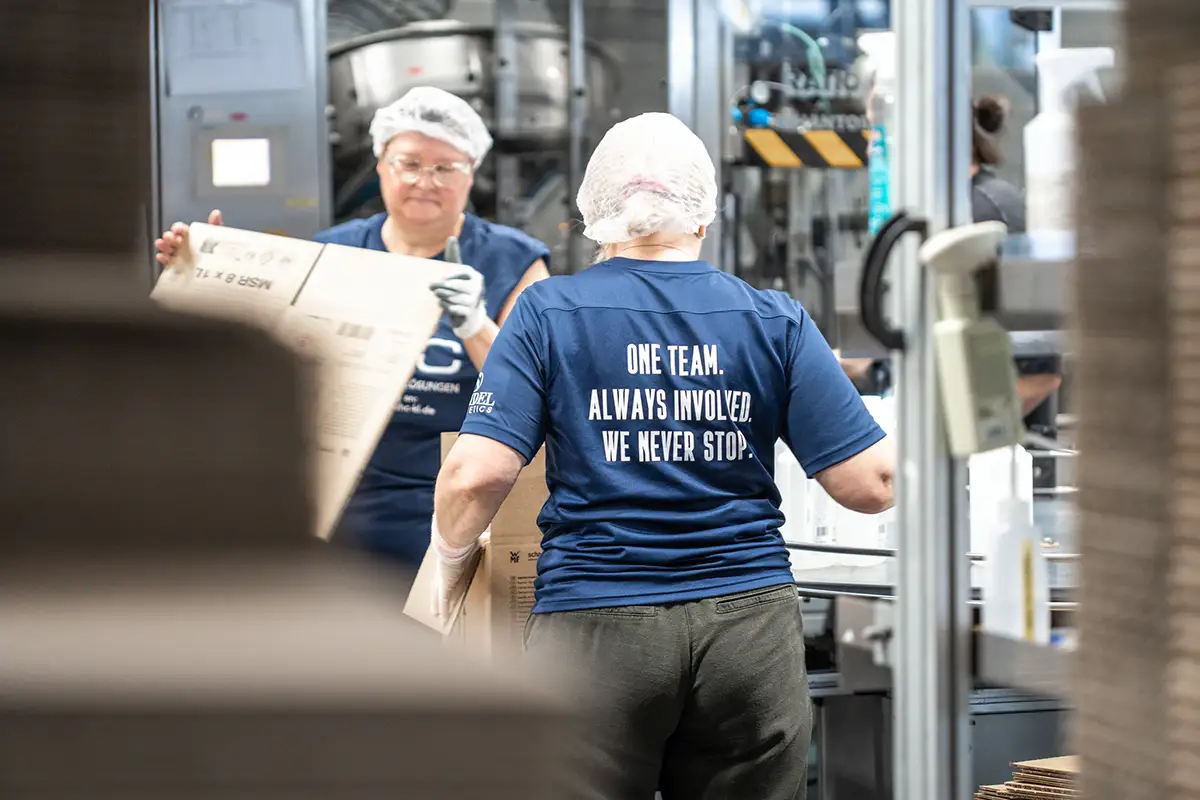 Mitarbeiter an der Verpackungsstation