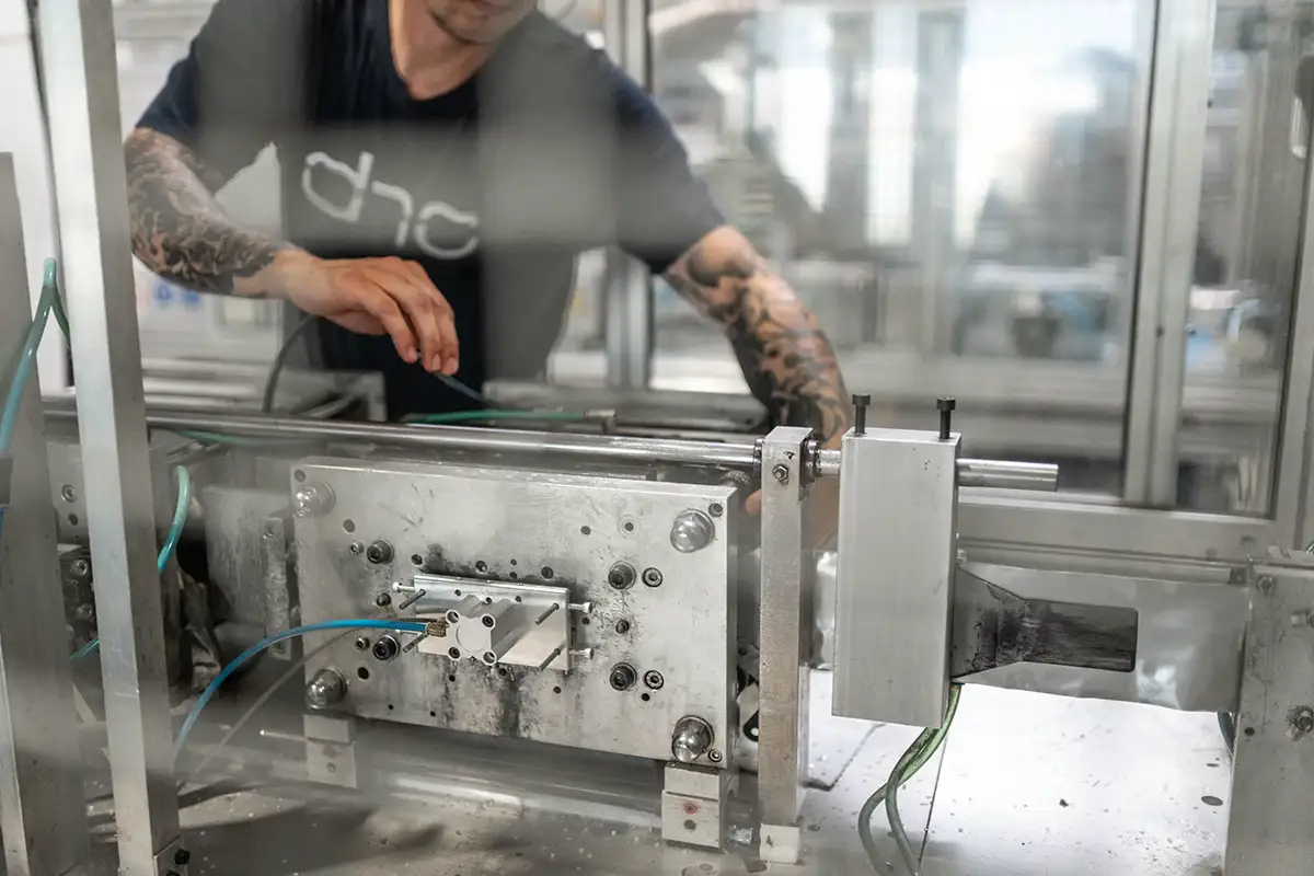 Ein DHC Mitarbeiter wartet eine Maschine