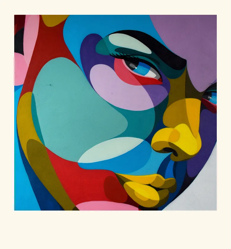 Portrait mural coloré et abstrait d’un visage

