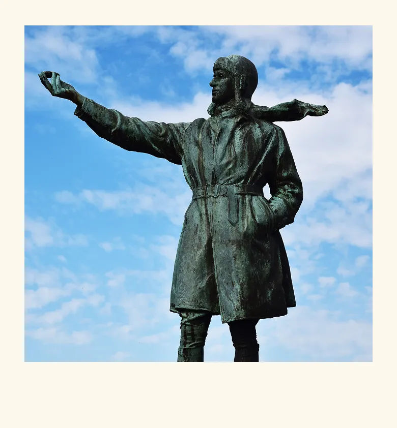 Statue d’un personnage historique pointant du doigt

