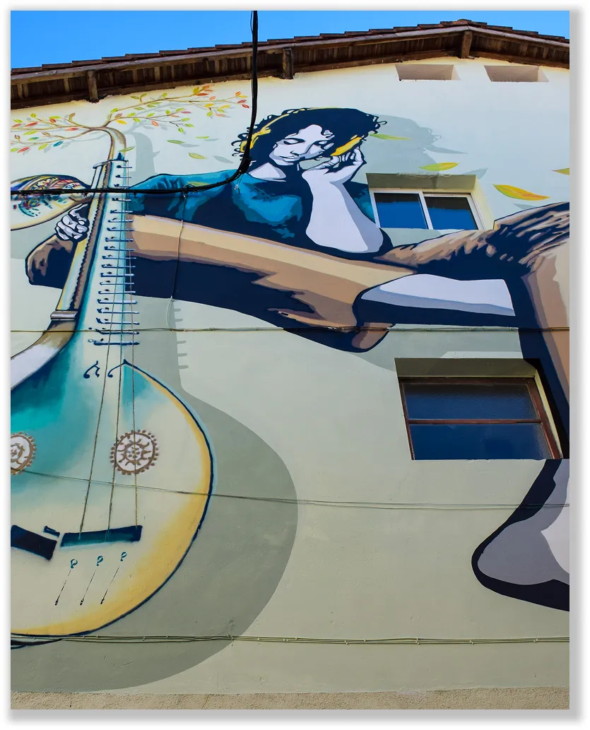 Fresque murale représentant une femme avec une guitare

