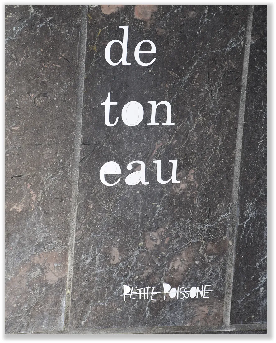 Lettrage blanc "de ton eau" sur fond de pierre