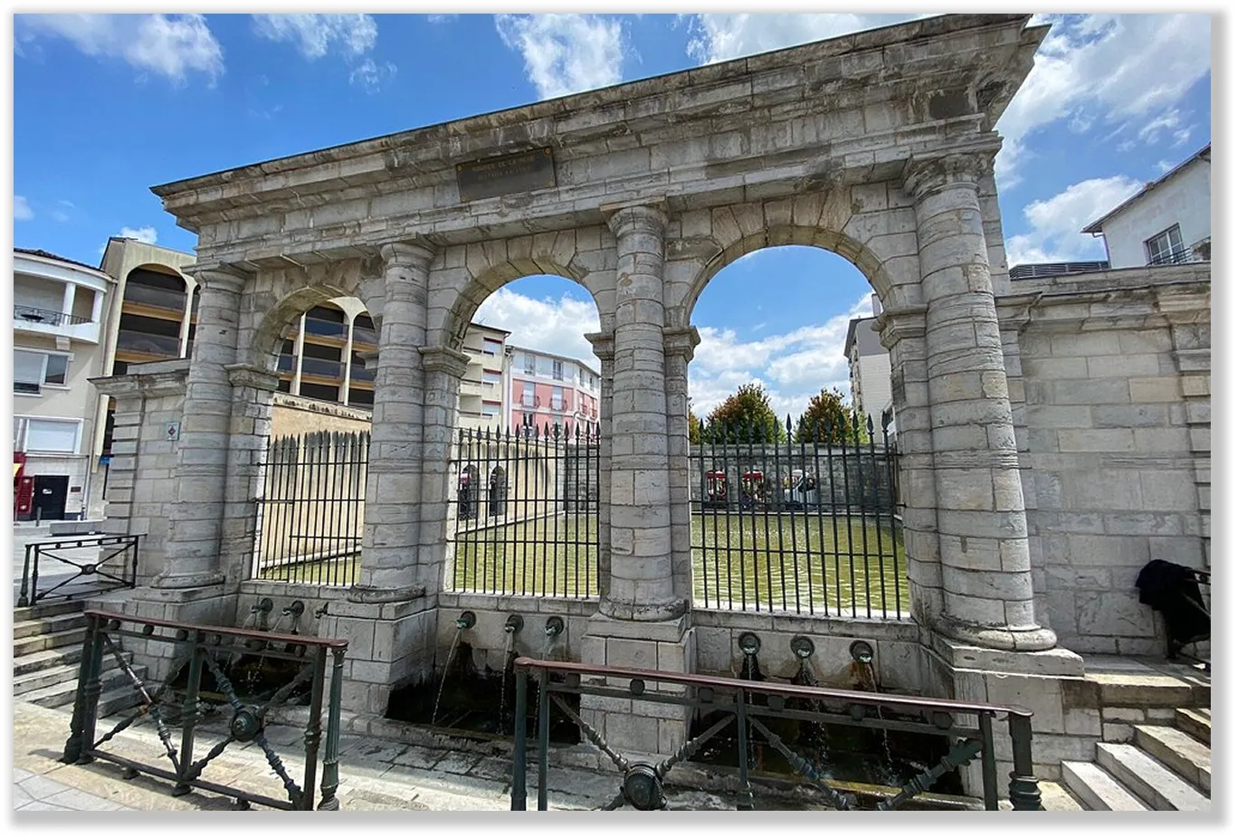 Vue d’une arche en pierre à Dax avec terrasse extérieure