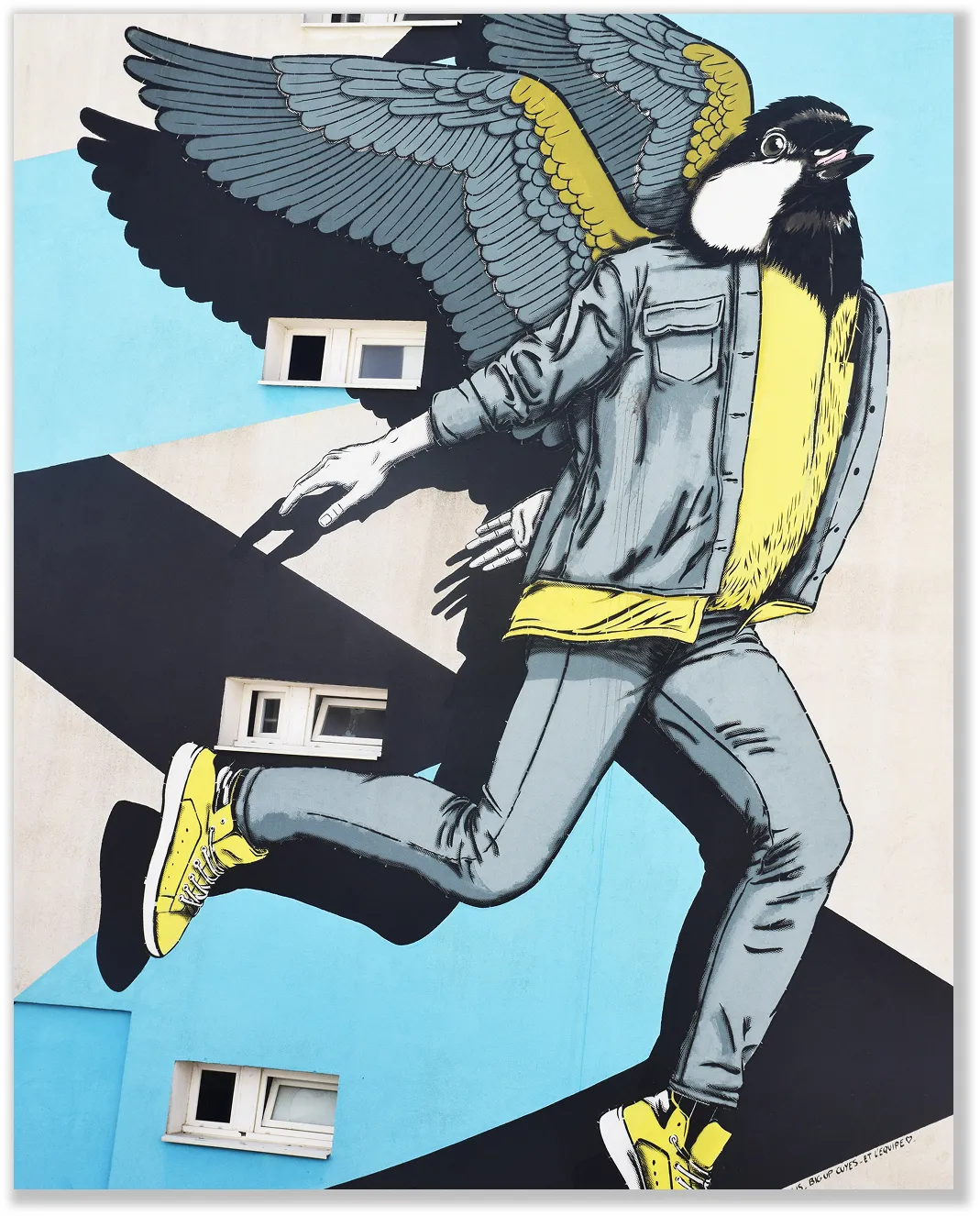 Peinture murale d’un personnage avec des ailes courant