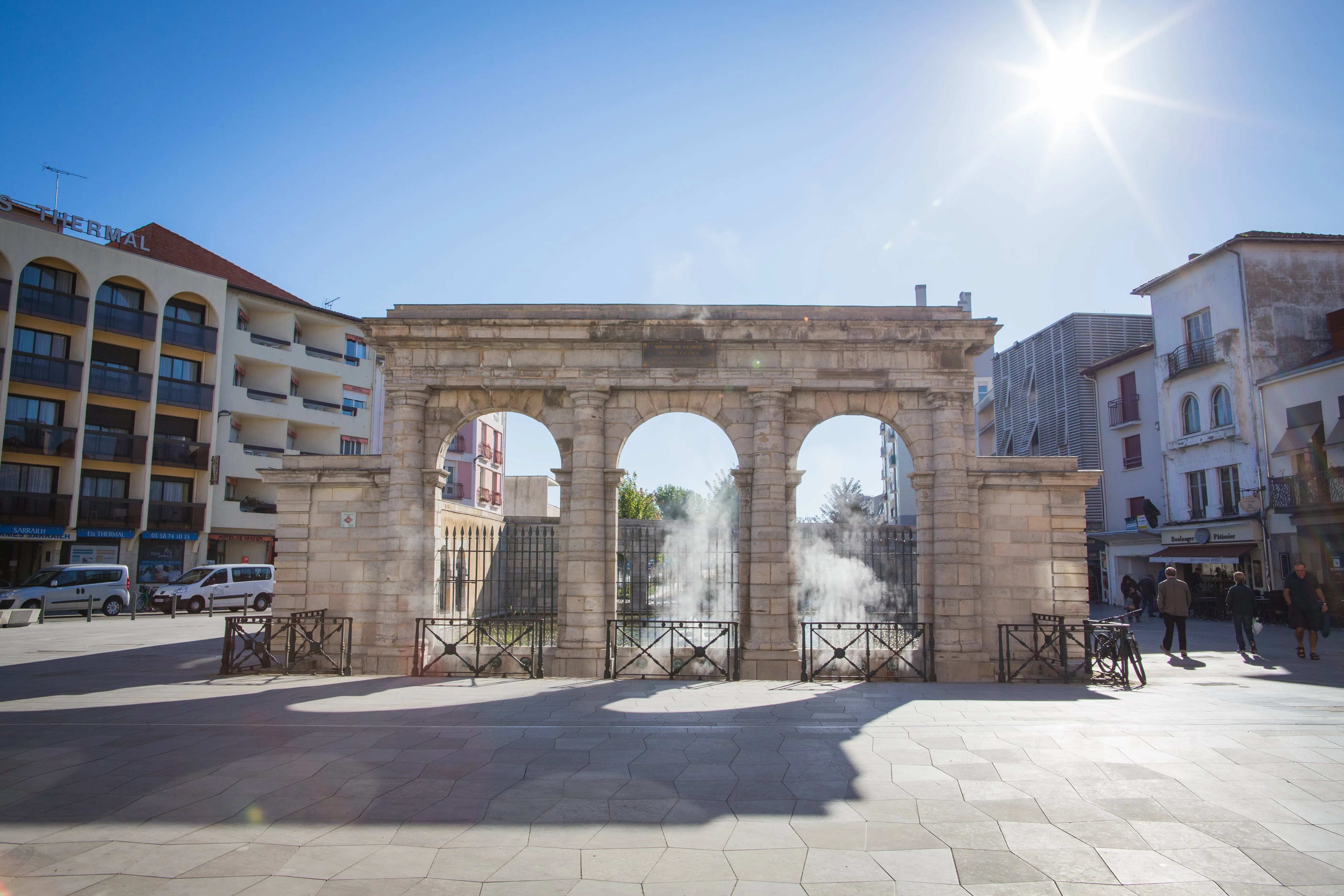 Vue du monument historique avec fontaine à Dax