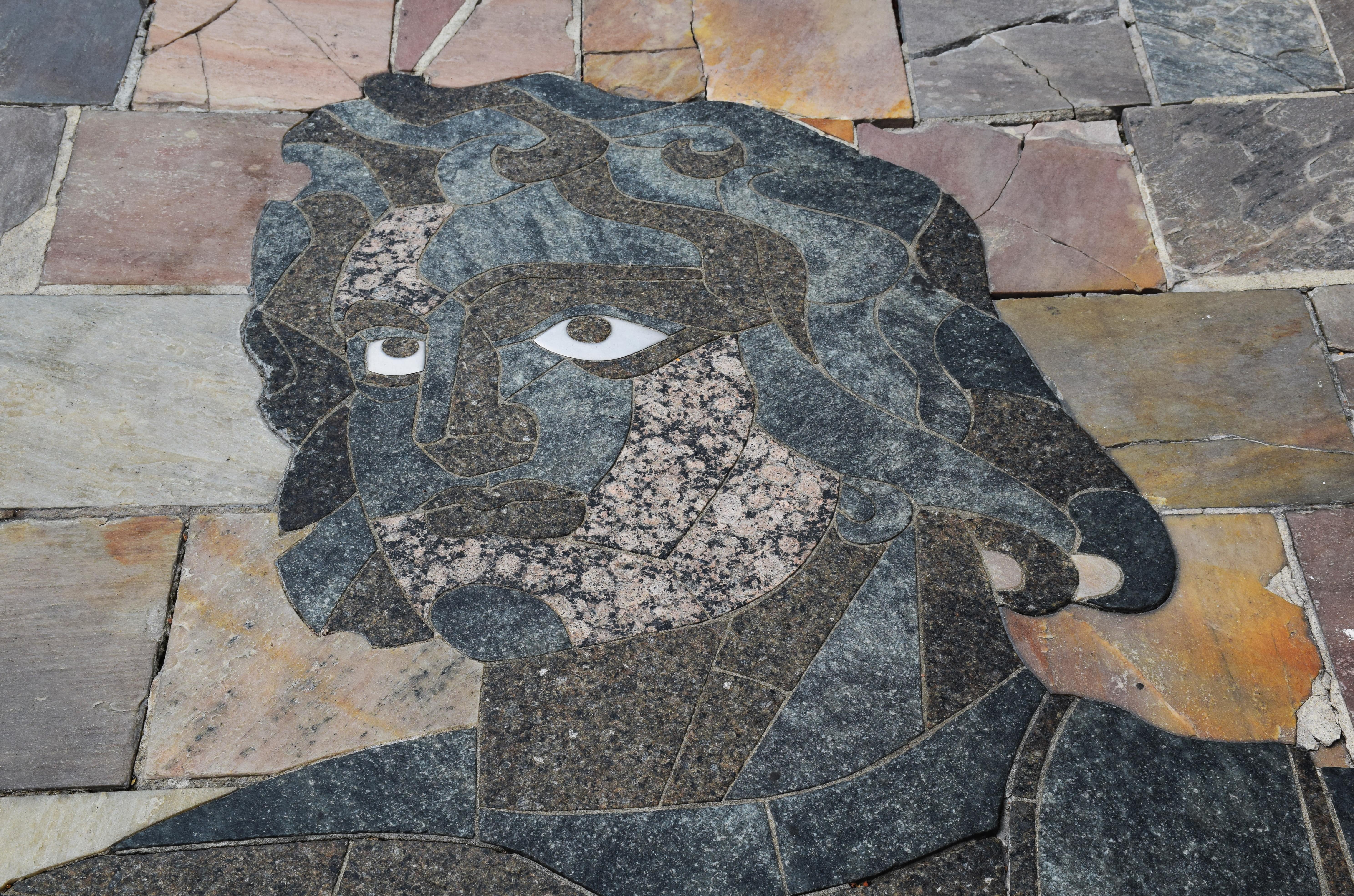 Mosaïque ancienne représentant un visage