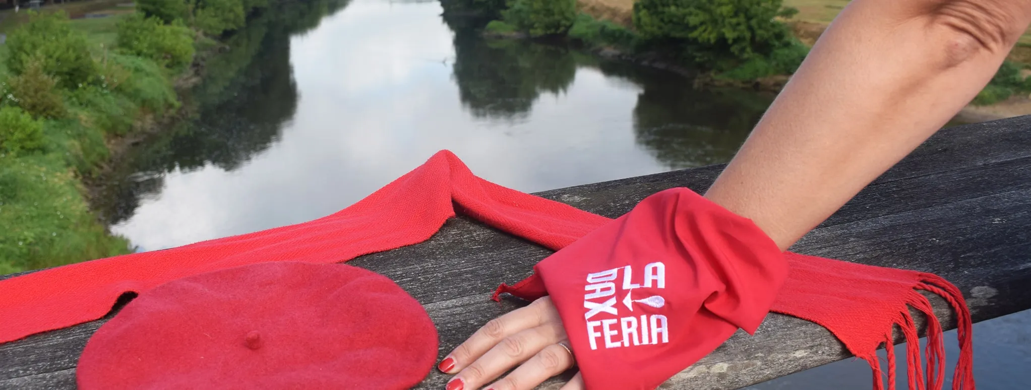 Événement privé au bord de l’eau avec décoration rouge